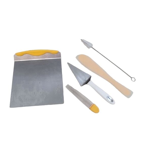 Wilton cake tool set - Picture 1 of 3